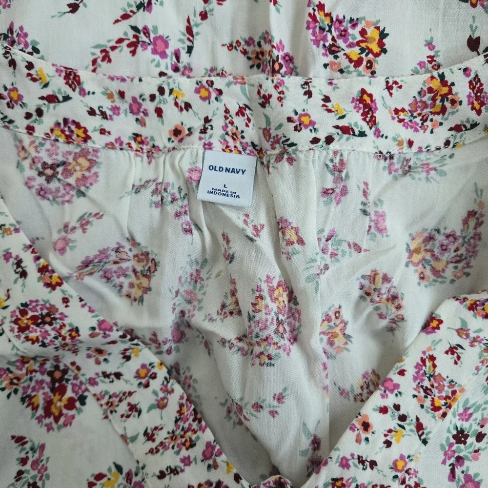 🐟🐟Old Navy Cream and Pink Floral V Neck Tank with Buttons Large 100% Rayon